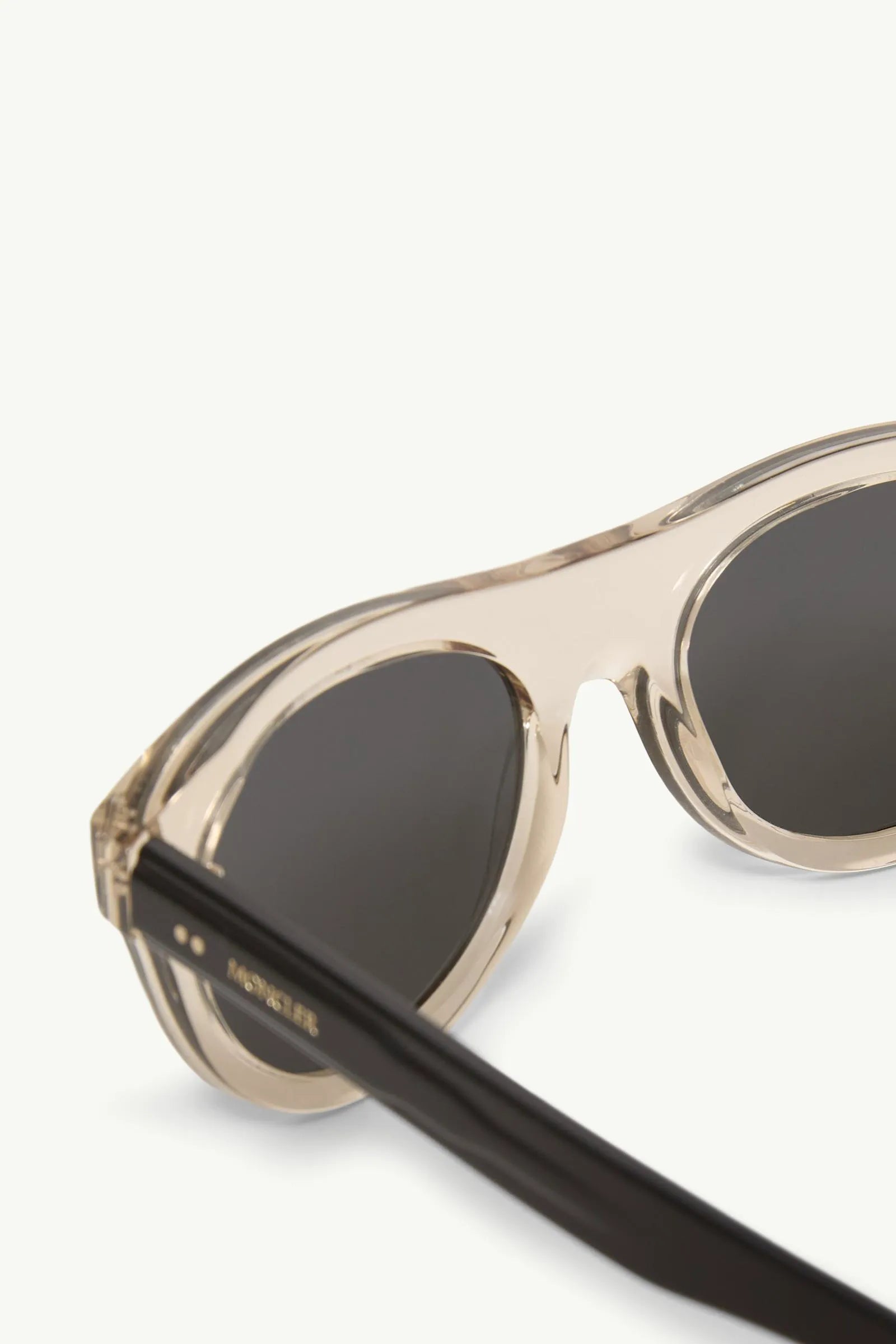 Shiny Transparent Off-white